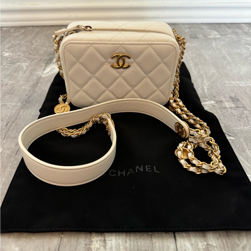 Chanel Caviar Quilted Twist Your Buttons Clutch With ChainExcellent condition.
